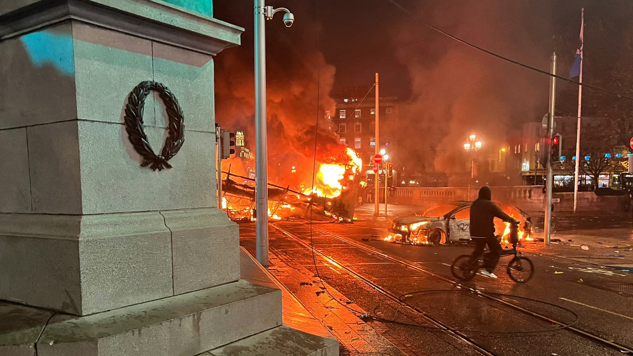 Une voiture et un bus incendiés à Dublin le 23 novembre 2023 dans une nuit d'émeutes après une attaque au couteau. Une voiture et un bus incendiés à Dublin le 23 novembre 2023 dans une nuit d'émeutes après une attaque au couteau.