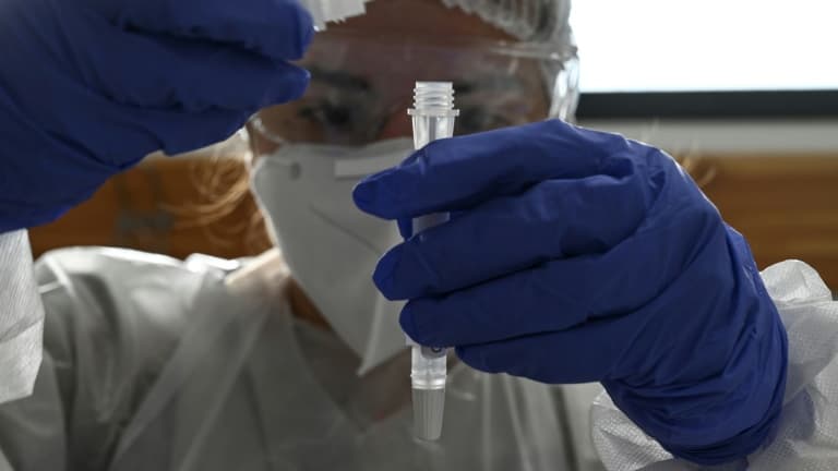 Un test antigénique dans un centre de dépistage mobile du Covid-19 à Saint-Gilles dans le Gard, en France, le 19 novembre 2020