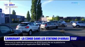 Pénurie de carburant: À Arras, la cohue dans les stations-service continue