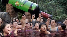 Un bain de Beaujolais nouveau dans un SPA japonais à l'occasion du lancement de la cuvée 2007.