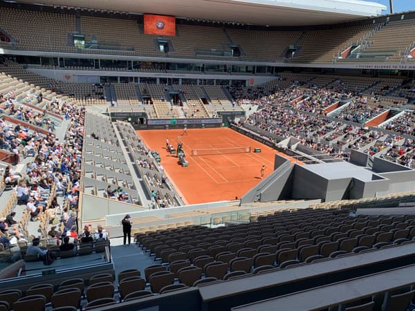 L'entraînement de Carlos Alcaraz, ce jeudi à Roland-Garros suivie par un public nombreux