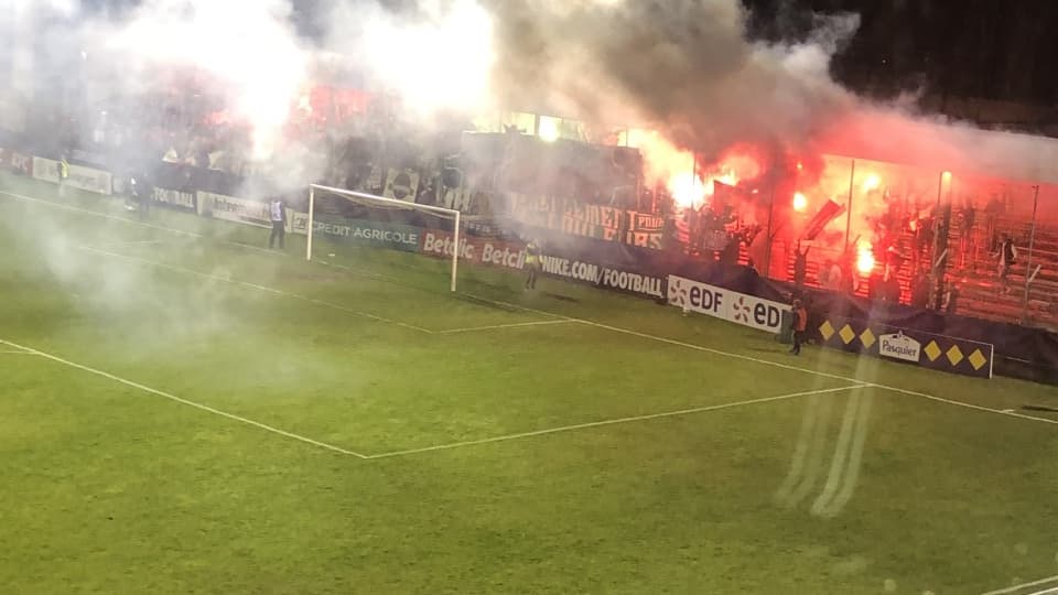 Les fumigènes pendant le match entre Jura Sud et Saint-Etienne