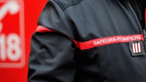 Une collision entre un car scolaire transportant 38 élèves et une voiture a fait un mort et 23 blessés. (Photo d'illustration)