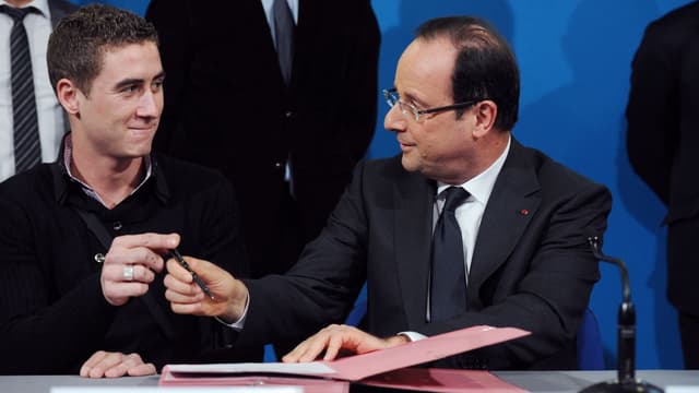 François Hollande devant le bénéficiaire d'un contrat d'apprentissage