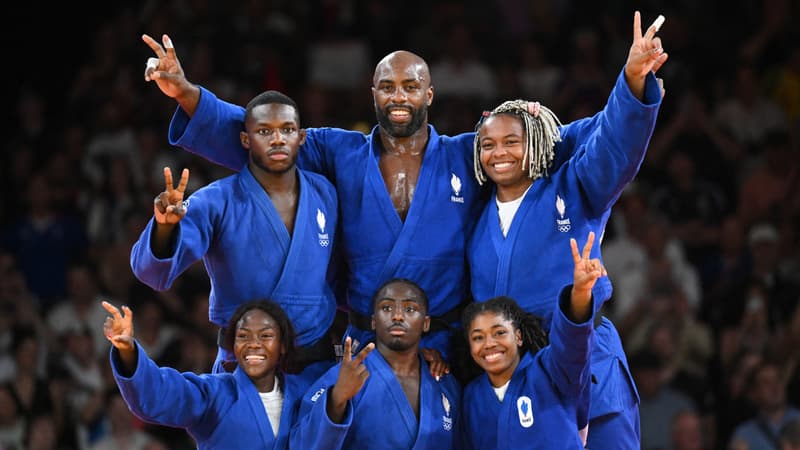 L'équipe de France de judo après avoir conquis l'or par équipe, JO de Paris 2024, 3 août 2024