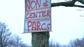 Les manifestants s'opposent à la construction d'un site Center Parcs sur la commune de Roybon, en Isère. Leur combat rappelle celui de Sivens, dans le Tarn, contre la construction d'un barrage accusé de dégrader l'environnement.
