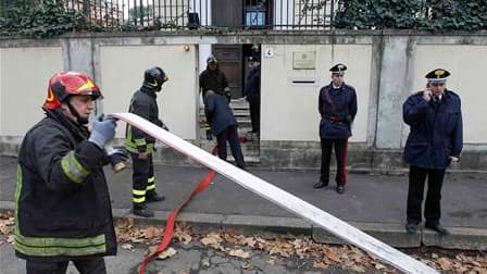 Policiers et pompiers devant l'ambassade de Grèce à Rome. La police italienne y a désamorcé lundi un colis piégé et a qualifié de fausses alertes des colis suspects découverts dans plusieurs autres ambassades de la capitale italienne et du Vatican. /Photo