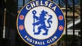 Le logo du club de Chelsea, à l'entrée de l'une des grilles du Stade de Stamford Bridge à Londres, le 18 mars 2022