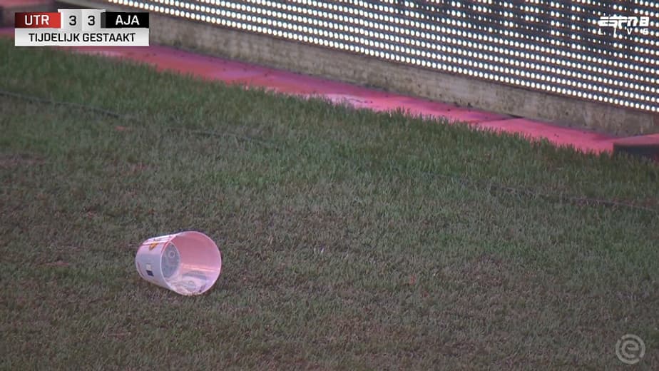Un gobelet jeté sur la pelouse lors d'Utrecht-Ajax, le 22 octobre 2023.