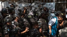 Des unités spéciales de la police pénètrent dans un immeuble appartenant à l'ex-milliardaire Eike Batista pour en déloger les occupants, le 14 avril 2015 à Rio de Janeiro