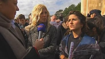 Géraldine Nakache et Sandrine Kiberlain sur la place du Trocadéro, à Paris.