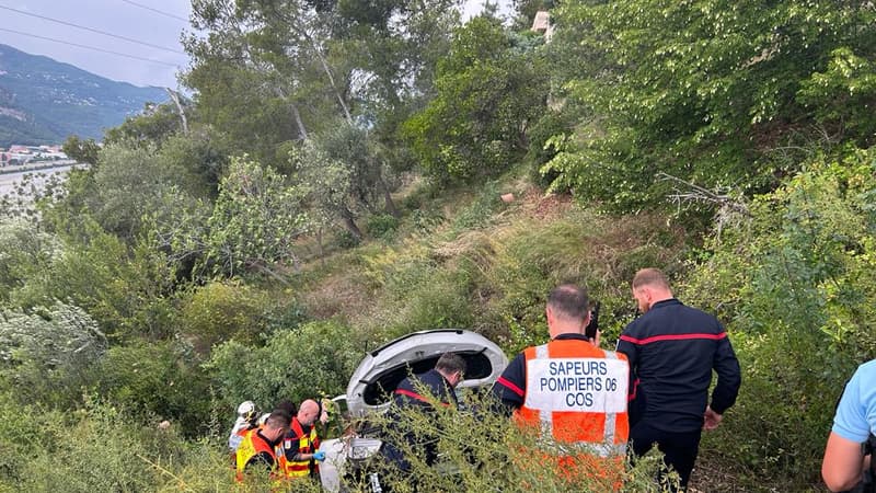 La voiture et sa conductrice se trouvaient à 50 mètres en contrebas de la route. 