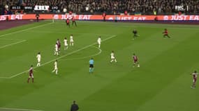 Un supporter de West Ham entre sur la pelouse lors du match face à Lyon