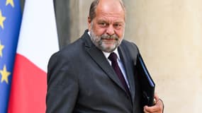 Le ministre français de la Justice Eric Dupond-Moretti part après avoir assisté au conseil des ministres hebdomadaire à l'Élysée présidentiel à Paris, le 23 août 2023.
