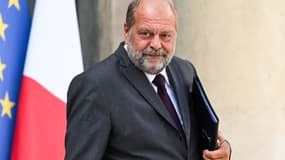 Le ministre français de la Justice Eric Dupond-Moretti part après avoir assisté au conseil des ministres hebdomadaire à l'Élysée présidentiel à Paris, le 23 août 2023.
