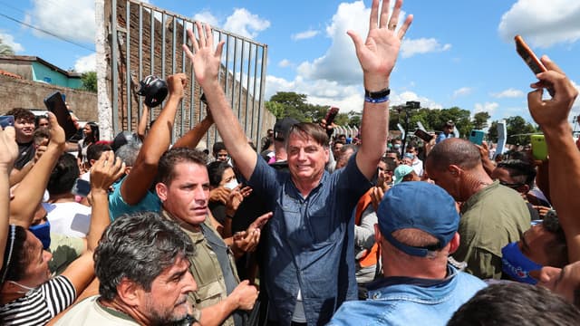 Le président brésilien Jair Bolsonaro va devoir payer une amende à cause d'un bain de foule sans masque en pleine pandémie de Covid-19 au Maranhao.