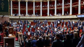 Les députés dans l'hémicycle de l'Assemblée nationale à Paris observent une minute de silence à la mémoire de la surveillante décédée après avoir été poignardée par un élève à Nogent, en Haute-Marne, le 10 juin 2025. 