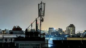 Vue générale montrant une antenne de télécommunications installée pour les services internet sur le toit d'une maison à Kaboul, tard dans la soirée du 29 septembre 2025, suite à une panne de télécommunications nationale