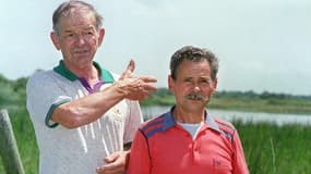 Raymond Mis (g) et Gabriel Thiennot (d), le 14 juin 1988, près de l'étang de Brenne où fut retrouvé le corps du garde-chasse Boistard en 1946 pour l'assassinat duquel ils furent à l'époque inculpés et condamnés