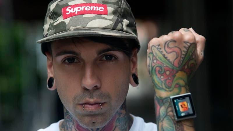 Dave Hurban, un Américain de 21 ans travaillant dans un salon de tatouage et adepte du piercing explique dans une vidéo mise en ligne sur YouTube comment il s'est implanté sous la peau du poignet quatre points d'attache aimantés sur lesquels il fixe son i