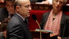 Le ministre des Affaires étrangères Alain Juppé, qui a pris ses fonctions ce mardi, a déclaré qu'il n'y aurait pas d'intervention militaire en Libye sans le feu vert du Conseil de sécurité des Nations unies. /Photo prise le 1er mars 2011/REUTERS/Jacky Nae