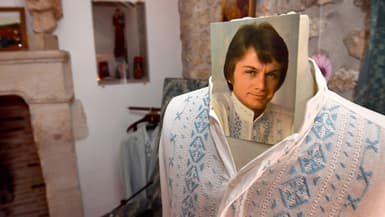 Une chemise portée par Claude François exposée au moulin de Dannemois