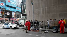 Nettoyage des débris de la voiture piégée à Times Square, à Manhattan. Les taliban pakistanais ont revendiqué dimanche la tentative d'attentat déjouée samedi soir dans le centre de New York. /Photo prise le 2 mai 2010/REUTERS/Chip East