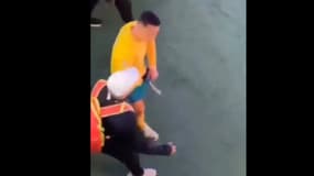 Cristiano Ronaldo frotte un maillot d'Al-Hilal contre son entrejambe, le 8 février 2024