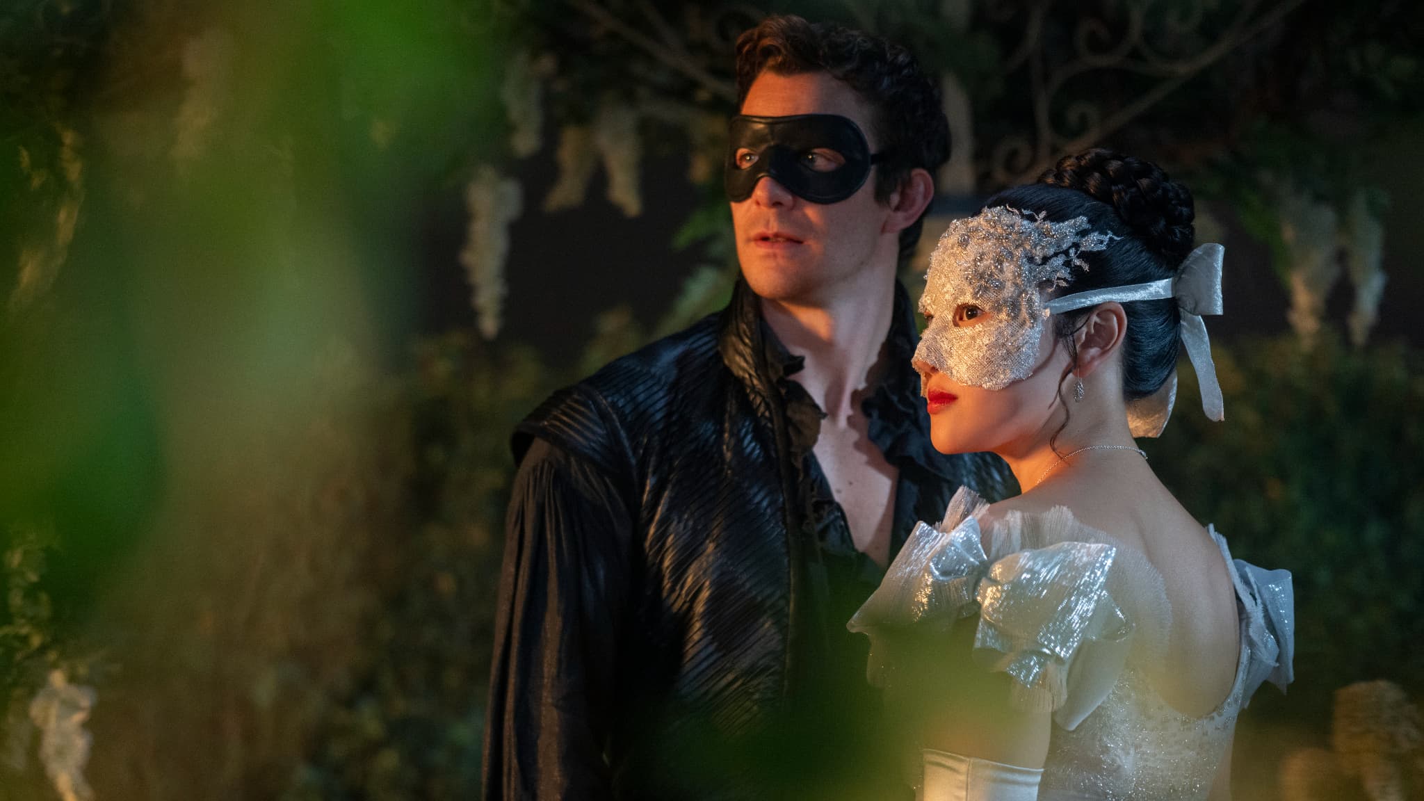 "BRIDGERTON", SAISON 4 : LES PREMIÈRES IMAGES DE L'HISTOIRE D'AMOUR ENTRE BENEDICT ET SOPHIE DÉVOILÉES
