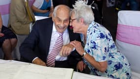 George Kirby, 103 ans, et Doreen Luckie, 91 ans, se marient, le 13 juin 2015 à Eastbourne (est de l'Angleterre)