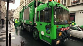 Un camion-benne à Paris.