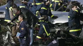 Des policiers espagnols font des relevés le 9 février 2005 après l'explosion d'une voiture piégée à Madrid. Revendiqué par l'ETA, l'attentat avait fait 39 blessés.