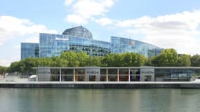 La nouvelle agence Raboni sur les quais d'Issy-les-Moulineaux:  2000 m2 qui s'inscrivent parfaitement dans le paysage et le projet de réhabilitation des berges.
