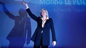Marine Le Pen s'est présentée dimanche en candidate des "oubliés et des invisibles", pour son premier meeting de la campagne présidentielle qu'elle tenait à Metz (Moselle), au coeur de la Lorraine industrielle. /Photo prise le 11 décembre 2011/REUTERS/Vin