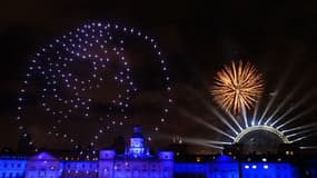 Des drones illuminent le ciel en forme de silhouette de la Reine Elizabeth II, le 1er janvier 2023, à Londres.
