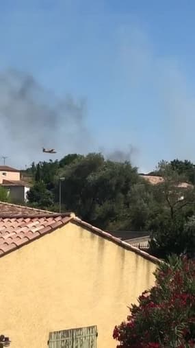 Des Canadairs tentent d'éteindre un feu de forêt à Generac - Témoins BFMTV