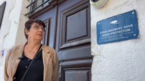 Marie-José Allemand devant les portes de la maison d'arrêt, lors de sa visite le 16 septembre 2025