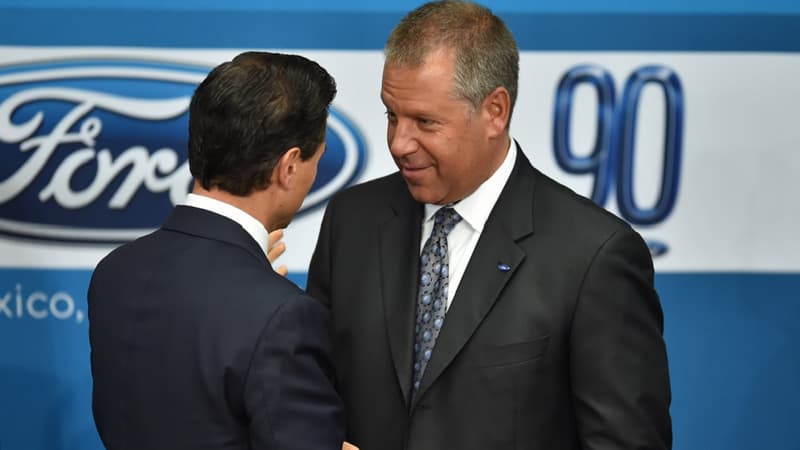 Le président de Ford pour les Amériques Joseph Hinrichs (à droite), avait rencontré le président mexicain Enrique Pena Nieto (à gauche) en avril 2015.