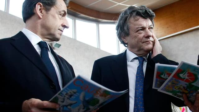 Dans son fief de Valenciennes, où ils se sont retrouvés sur un chantier de rénovation urbaine, Jean-Louis Borloo a promis de s'engager "à fond" dans la campagne présidentielle de Nicolas Sarkozy. /Photo prise le 23 mars 2012/REUTERS/Michel Spingler/Pool
