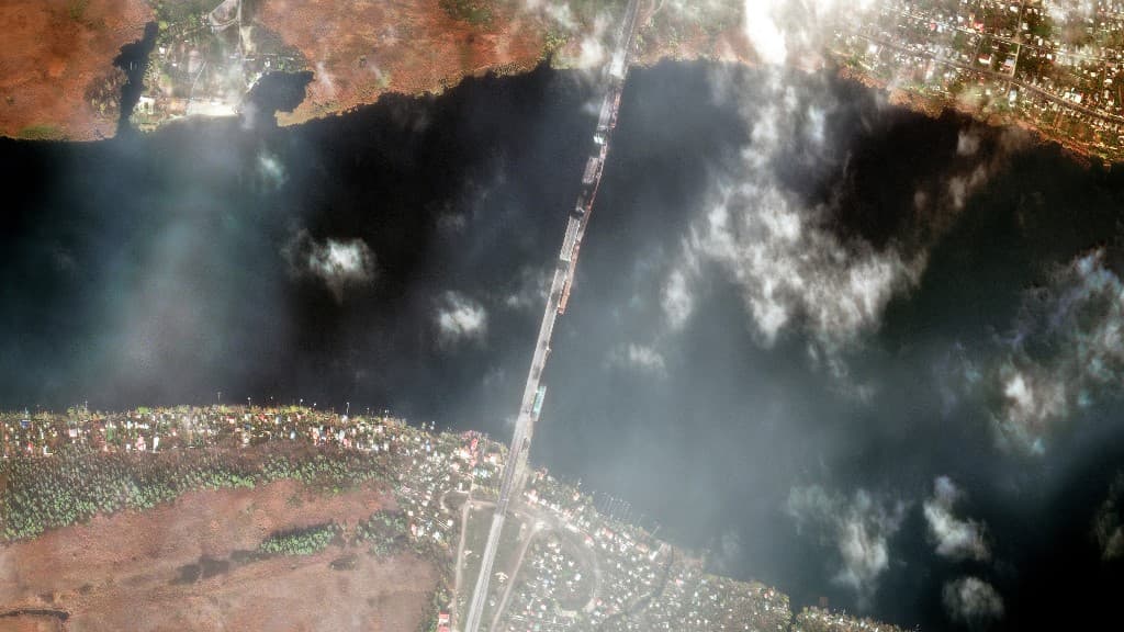 Les images satellites du pont Antonovskiy à l'est de Kherson, en partie détruit juste avant la reprise de la ville par l'armée ukrainienne. Les images satellites du pont Antonovskiy à l'est de Kherson, en partie détruit juste avant la reprise de la ville par l'armée ukrainienne.