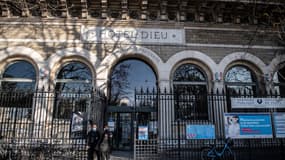 L'hôpital Hôtel-Dieu à Paris.