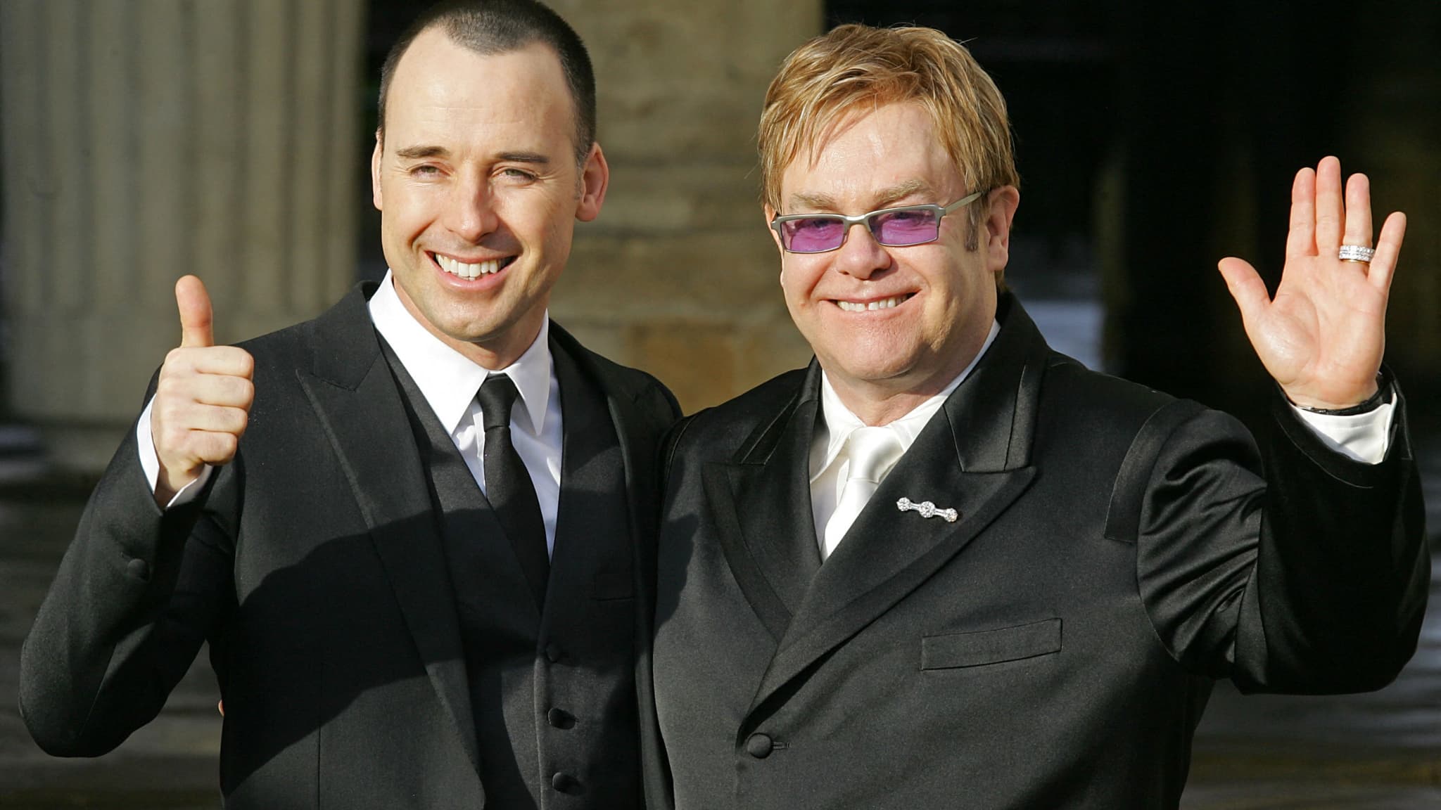 Elton John et son compagnon David Furnish après leur union civile à Windsor (Royaume-Uni), le 21 décembre 2005.