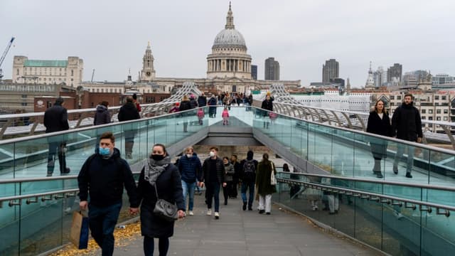 Des piétons dans le centre de Londres le 11 décembre 2020 alors que les restrictions anti-Covid vont se renforcer à partir de lundi