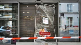 La vitrine cassée d'un supermarché pillé après une quatrième nuit consécutive d'émeutes, le 1er juillet 2023 à Lyon (photo d'illustration).