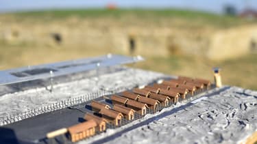 Une maquette du camp de Montreuil-Bellay, placée dans un champ jouxtant le site, photographiée le 11 octobre 2016. (Photo d'illustration)