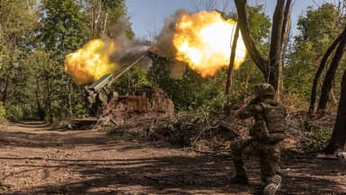 Un soldat ukrainien effectue un tir d'artillerie à Toretsk, dans l'oblast de Donetsk en Ukraine, le 31 août 2025