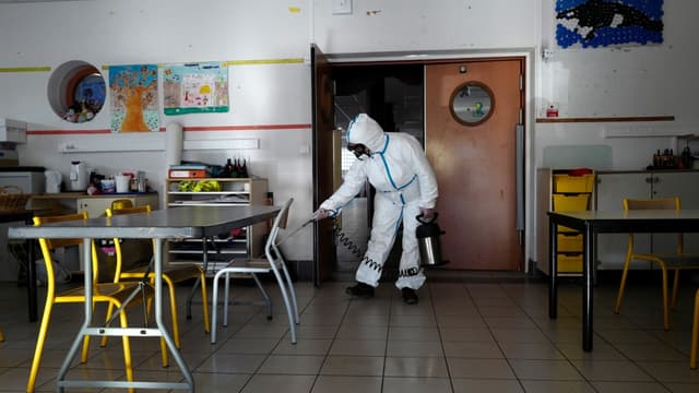 Un technicien désinfecte une école à Cannes dans le cadre de la lutte contre le covid-19 le 10 avril 2020 (photo d'illustration)