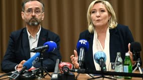 Robert Ménard (G) et Marine Le Pen lors d'une conférence de presse à Béziers, le 7 janvier 2022.