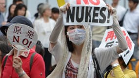En dépit des protestations de la population japonaise, comme ici à Tokyo en juin dernier, deux réacteurs, Sendai e et 2, vont être relancés au début 2015.