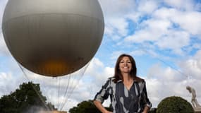 Anne Hidalgo devant la vasque olympique dans le jardin des Tuileries, le 7 août 2024.